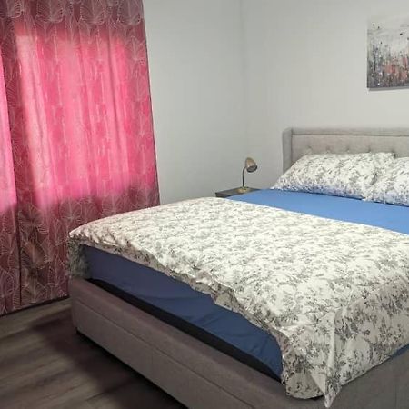 Comfy One Bedroom Airdrie Esterno foto