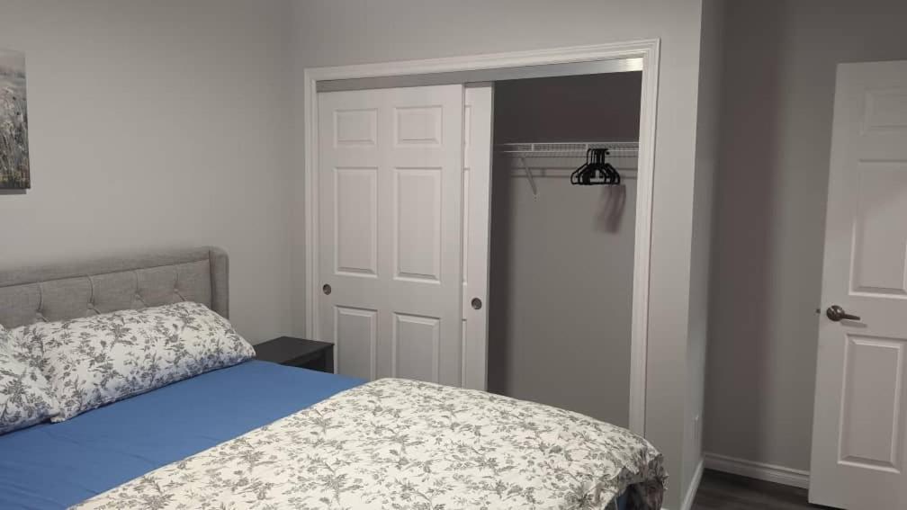 Comfy One Bedroom Airdrie Esterno foto